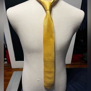 Yellow classic width tie.
